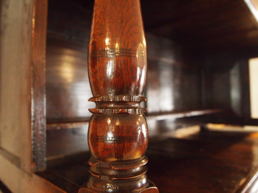 Cupboard stunning Welsh Oak Cwpwrdd Tridarn c1700 View X