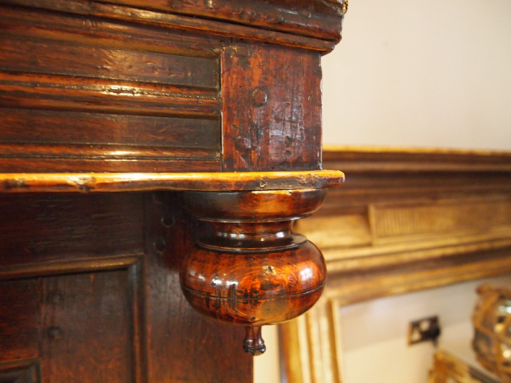 Cupboard stunning Welsh Oak Cwpwrdd Tridarn c1700 View XI