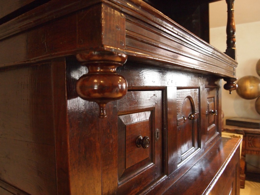 Cupboard stunning Welsh Oak Cwpwrdd Tridarn c1700 View XVII