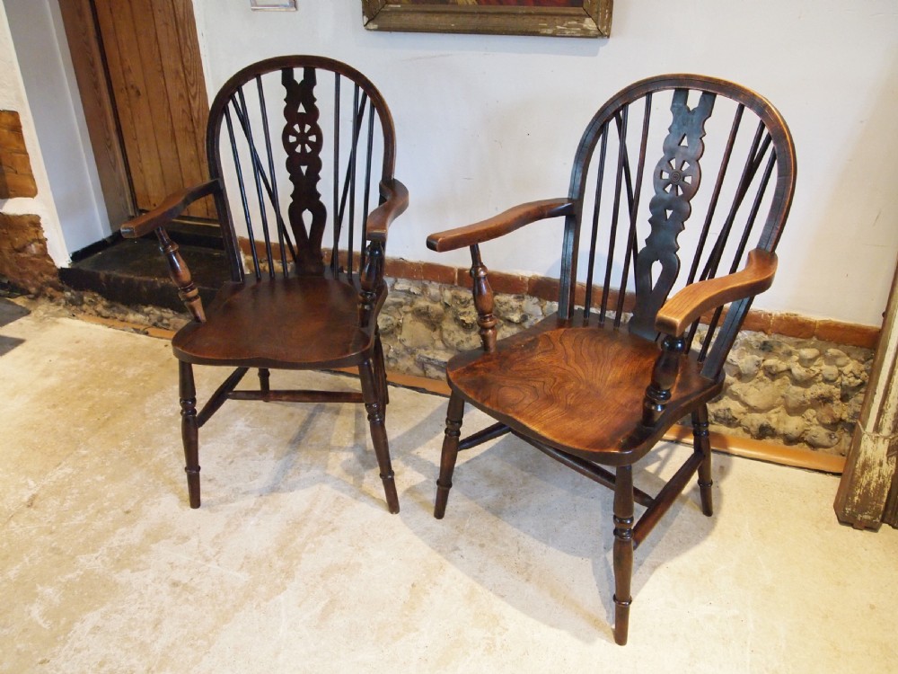 Chairs fine pair of Victorian Windsor wheelback carvers c1890