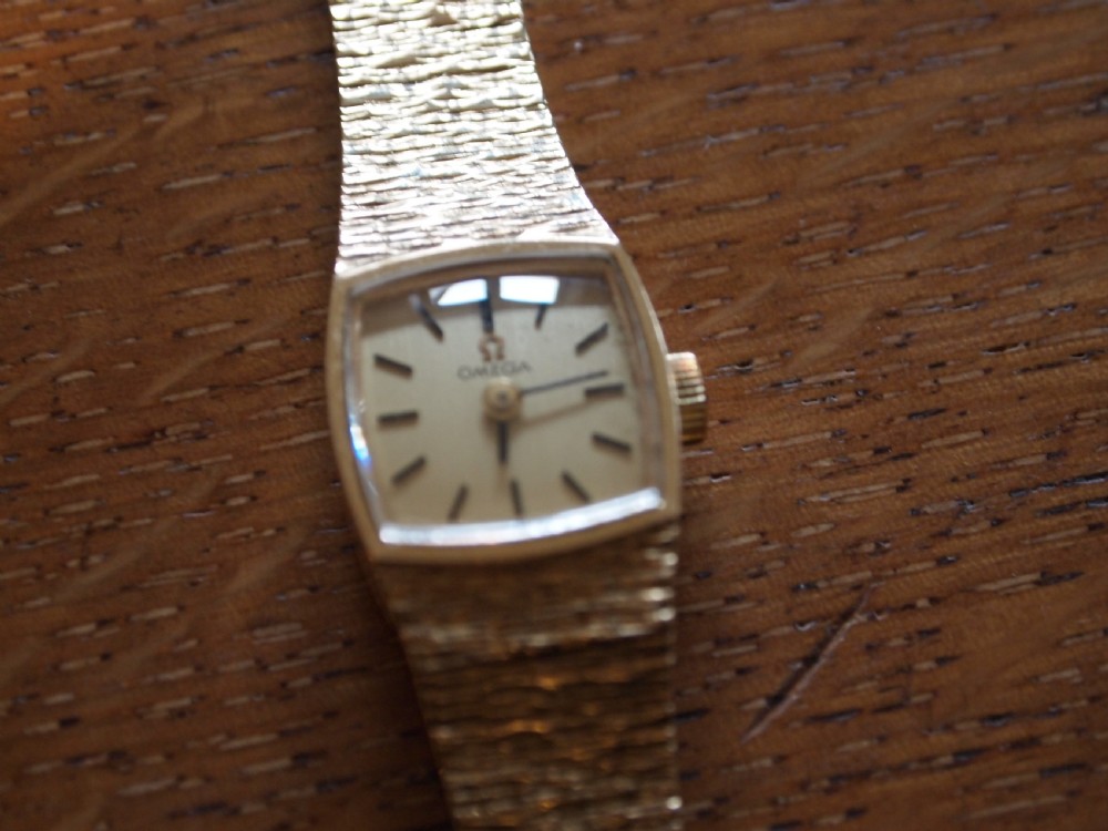 Watch ladies Omega solid 9ct Gold c1960 View III