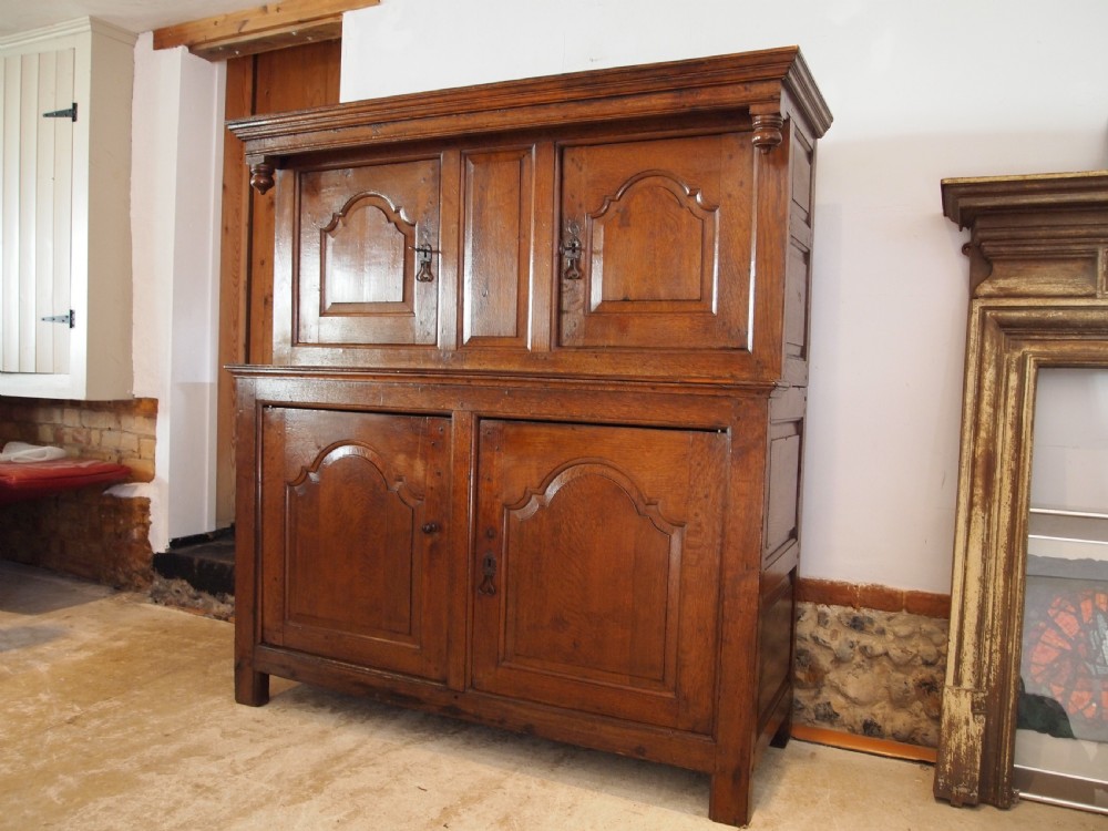 Cupboard stunning Welsh Oak Cwpwrdd Deuddarn c1740