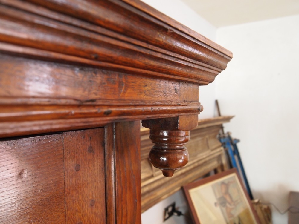 Cupboard stunning Welsh Oak Cwpwrdd Deuddarn c1740 View II