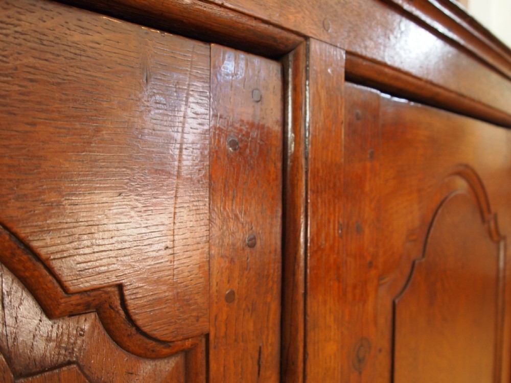Cupboard stunning Welsh Oak Cwpwrdd Deuddarn c1740 View III