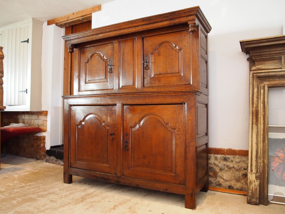 Cupboard stunning Welsh Oak Cwpwrdd Deuddarn c1740 View VII