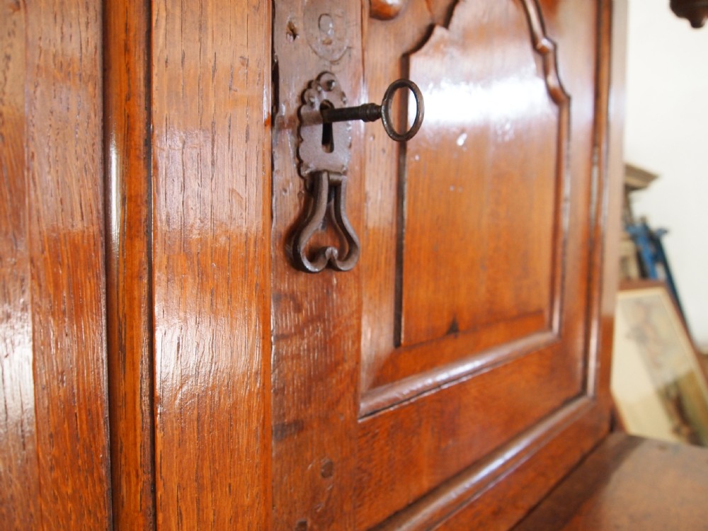 Cupboard stunning Welsh Oak Cwpwrdd Deuddarn c1740 View IX