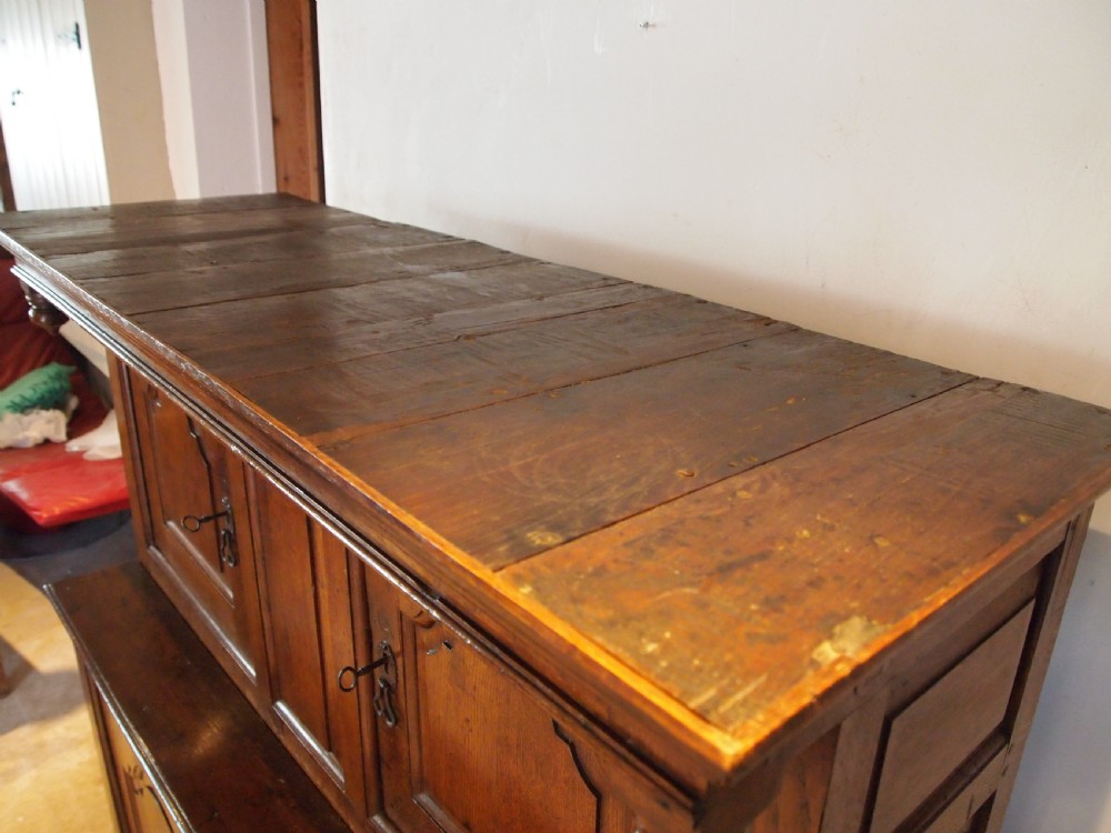 Cupboard stunning Welsh Oak Cwpwrdd Deuddarn c1740 View XII