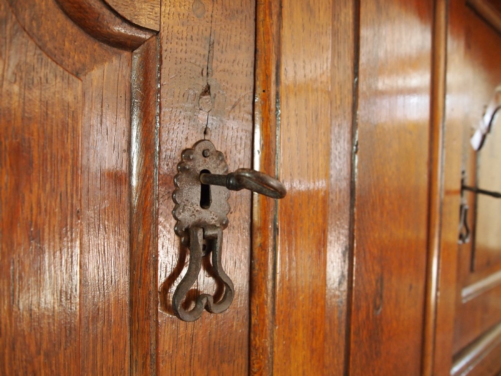 Cupboard stunning Welsh Oak Cwpwrdd Deuddarn c1740 View XV