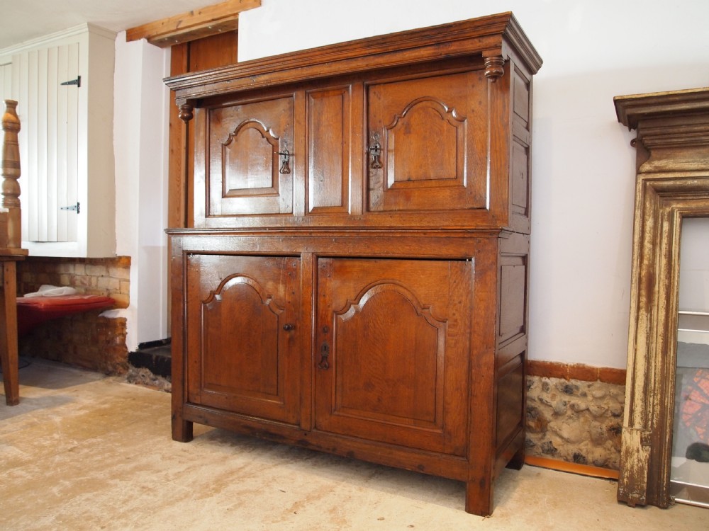 Cupboard stunning Welsh Oak Cwpwrdd Deuddarn c1740 View XVI