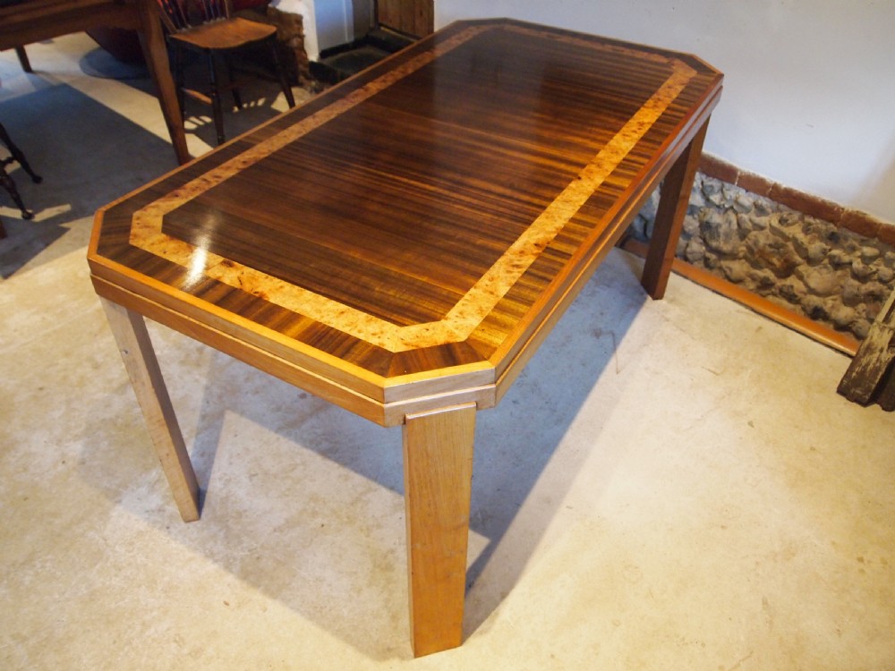 Table stunning Art Deco Walnut dining table c1925