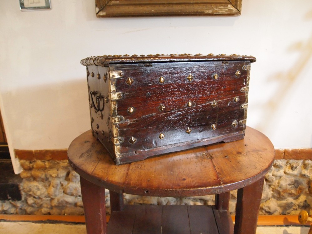 Chest rare small 18th century Zanzibar marriage chest c1740 View VIII