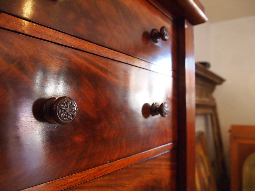 Chest of drawers fine Wellington flame Mahogany c1870 View III