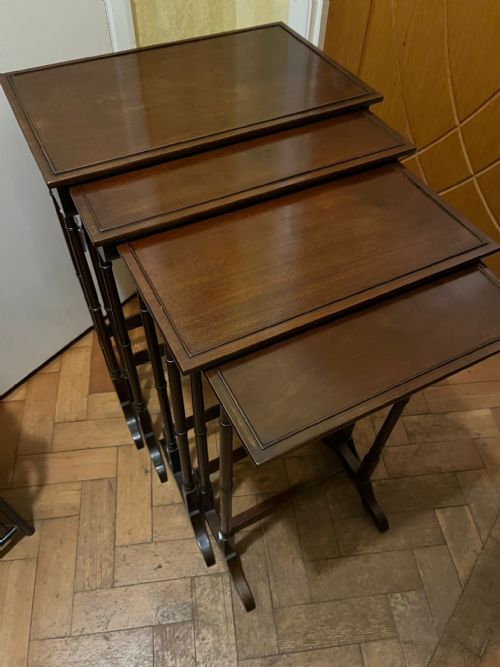 VICTORIAN MAHOGANY NEST OF 4 TABLES