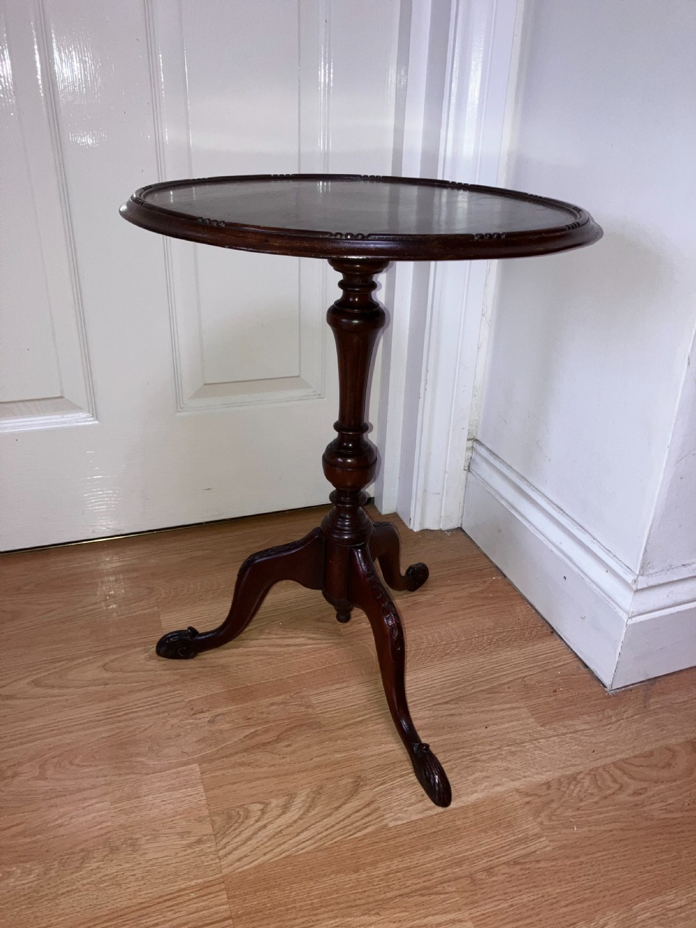 Walnut Georgian tripod wine/side table