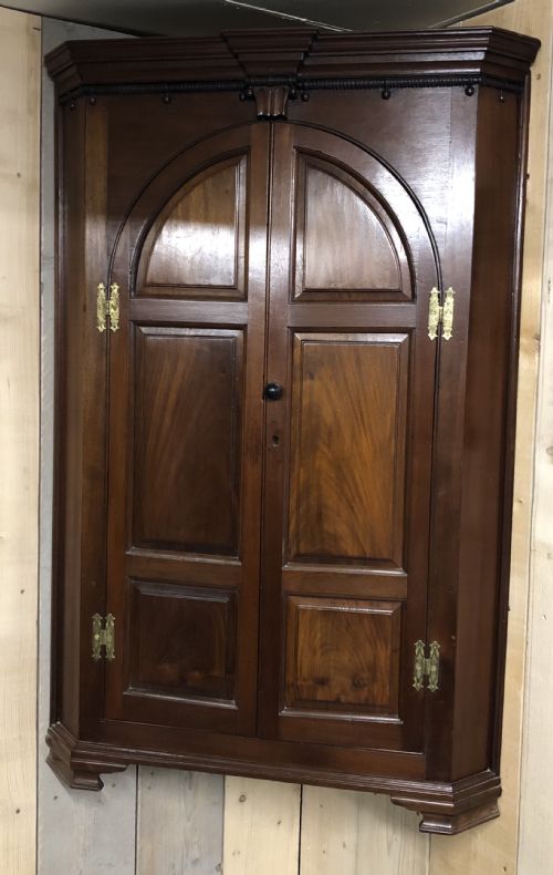 mahogany georgian corner cabinet - CATEGORY: ANTIQUE CUPBOARDS - DATED 18TH CENTURY