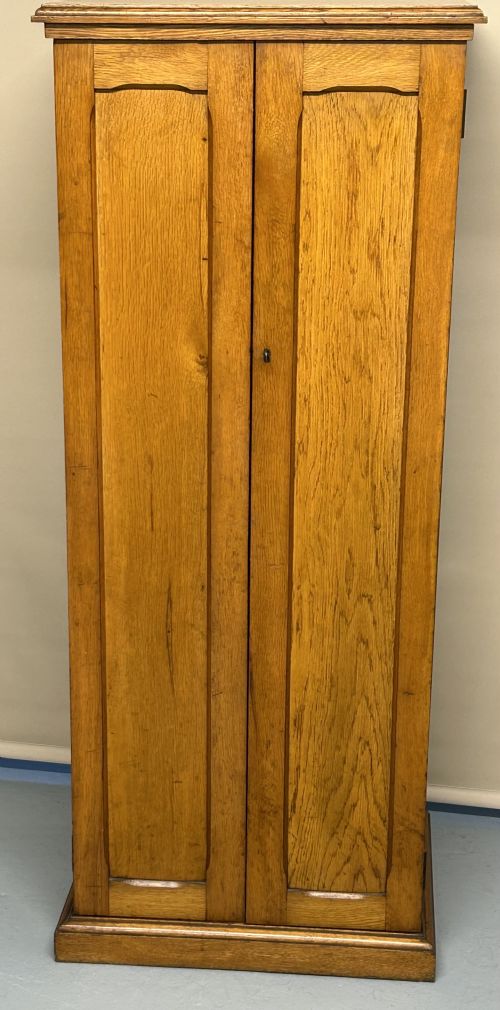 EARLY 20TH CENTURY LIGHT OAK STORAGE CABINET - ADDITIONAL PHOTO 1
