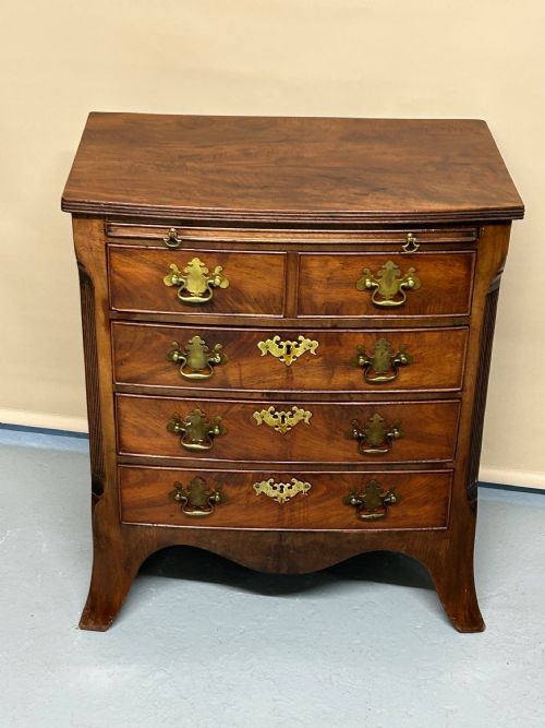 small bow fronted mahogany georgian chest of drawers - CATEGORY: ANTIQUE CHEST OF DRAWERS - DATED GEORGIAN