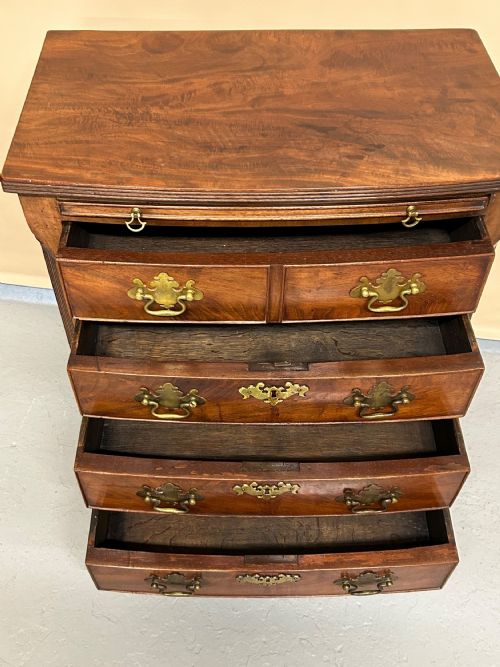 SMALL BOW FRONTED MAHOGANY GEORGIAN CHEST OF DRAWERS - ADDITIONAL PHOTO 1