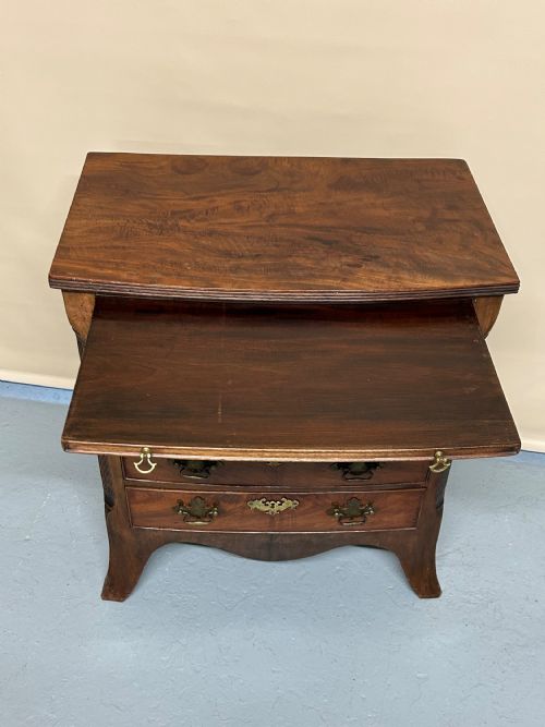 SMALL BOW FRONTED MAHOGANY GEORGIAN CHEST OF DRAWERS - ADDITIONAL PHOTO 2