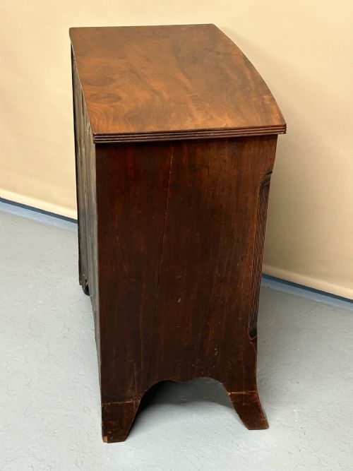 SMALL BOW FRONTED MAHOGANY GEORGIAN CHEST OF DRAWERS - ADDITIONAL PHOTO 3