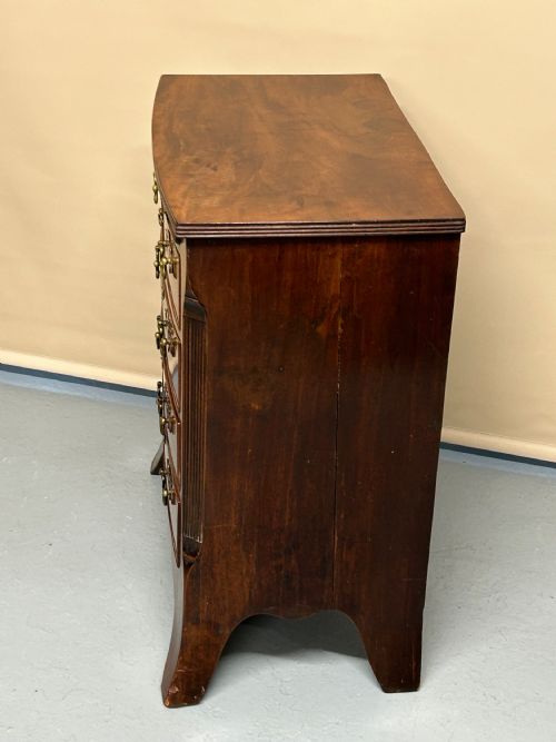 SMALL BOW FRONTED MAHOGANY GEORGIAN CHEST OF DRAWERS - ADDITIONAL PHOTO 4