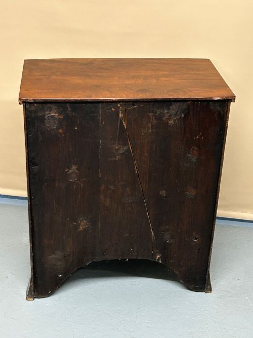 SMALL BOW FRONTED MAHOGANY GEORGIAN CHEST OF DRAWERS - ADDITIONAL PHOTO 5