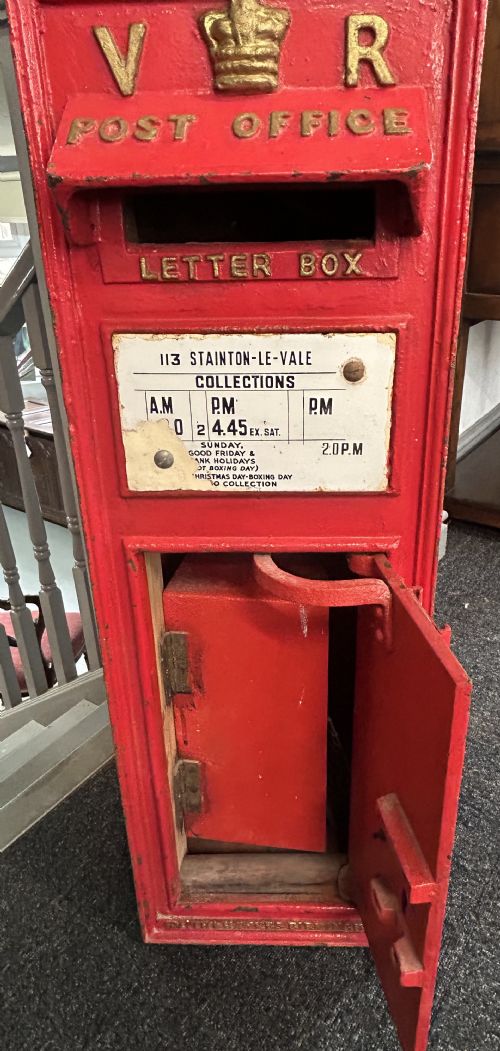 ORIGINAL SMITH AND HAWKES WALL MOUNTED ROYAL MAIL VRVICTORIAN LETTER POST BOX - ADDITIONAL PHOTO 3