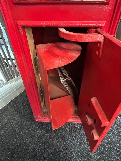 ORIGINAL SMITH AND HAWKES WALL MOUNTED ROYAL MAIL VRVICTORIAN LETTER POST BOX - ADDITIONAL PHOTO 2
