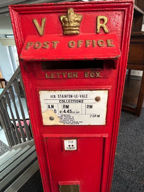 ORIGINAL SMITH AND HAWKES WALL MOUNTED ROYAL MAIL VRVICTORIAN LETTER POST BOX - ADDITIONAL PHOTO 4