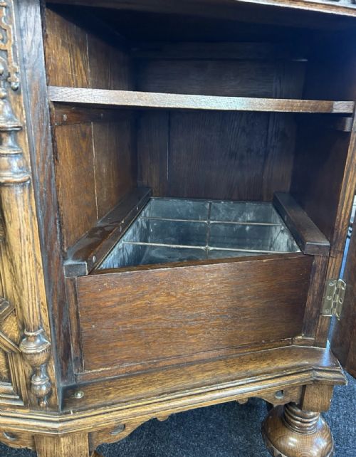 WARING AND GILLOW OF LANCASTER OAK SIDEBOARD - ADDITIONAL PHOTO 2
