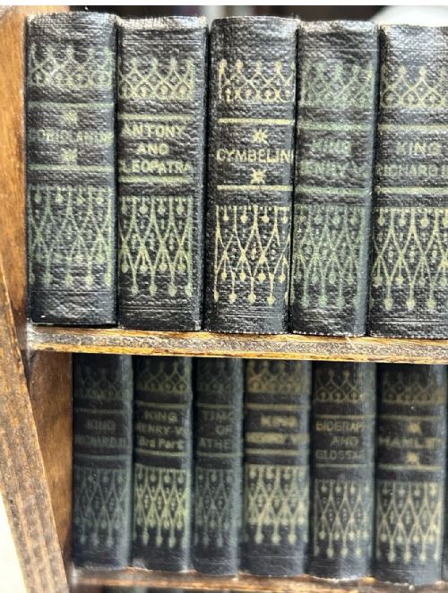 MINIATURE COMPLETE WORKS OF WILLIAM SHAKESPEARE IN BOOKCASE - ADDITIONAL PHOTO 3