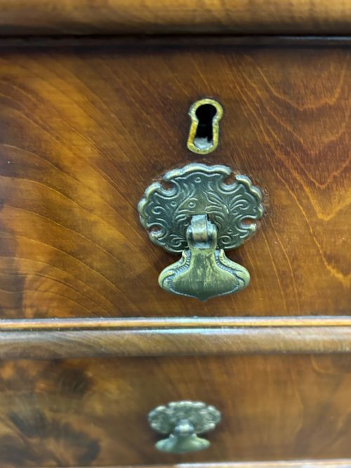 VICTORIAN FLAMED MAHOGANY CHEST OF DRAWERS - ADDITIONAL PHOTO 2