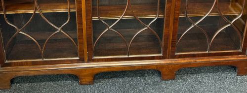 MAHOGANY 3 DOOR GLAZED BOOKCASE BY WYLIE AND LOCHHEAD - ADDITIONAL PHOTO 5