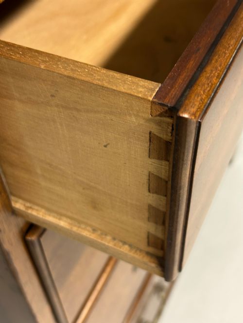 WARING AND GILLOW MAHOGANY CHEST OF DRAWERS - ADDITIONAL PHOTO 6