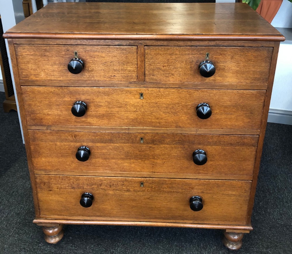 Victorian oak chest of drawers