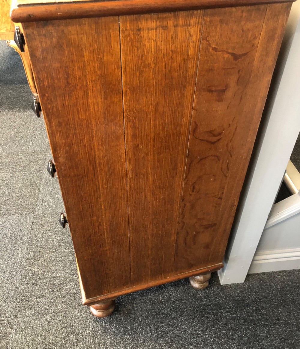 Victorian oak chest of drawers View II
