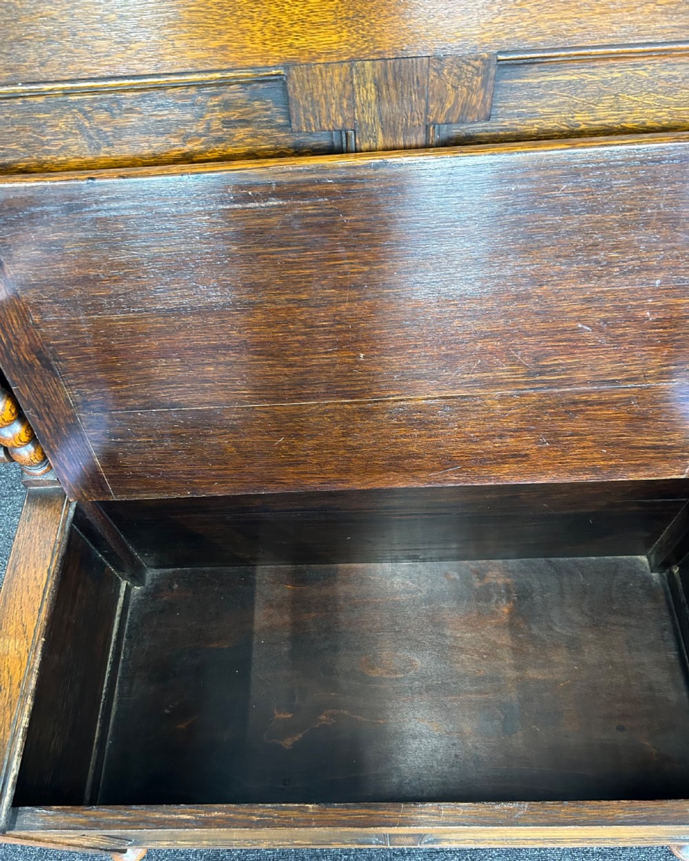 Oak monks bench View V