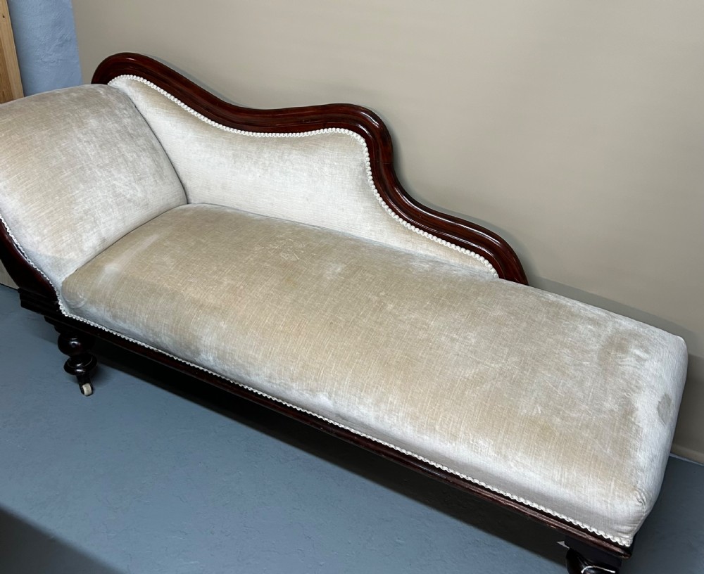 Victorian Chaise Longue View II