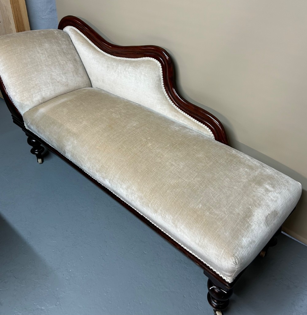 Victorian Chaise Longue View III