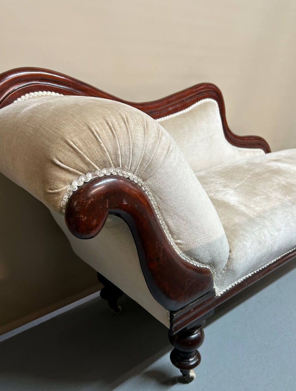 Victorian Chaise Longue View IV