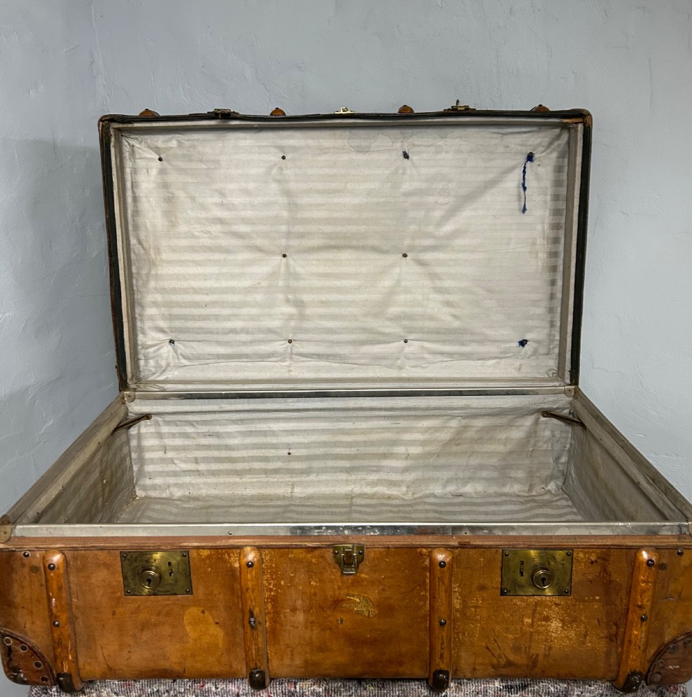 Vintage steamer trunk View IV