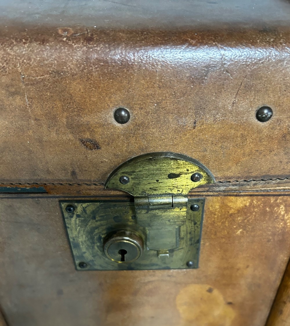 Vintage steamer trunk View VI