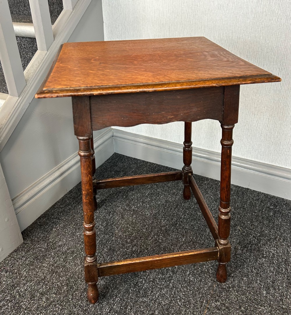 Waring and Gillow petit oak side table 