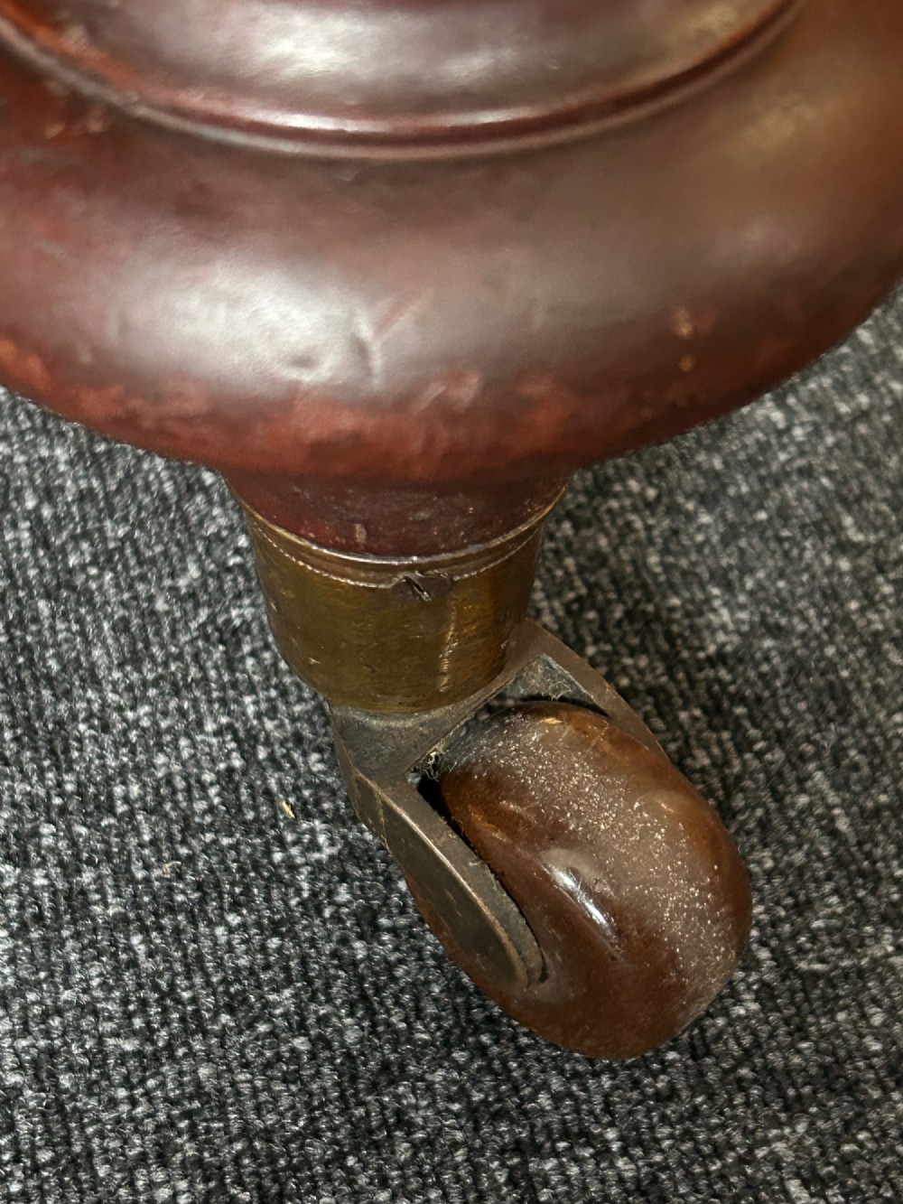 A Victorian mahogany extending dining table featuring three insertion leaves, rounded corners, polished finish, and reeded turned legs on brass castors. View III