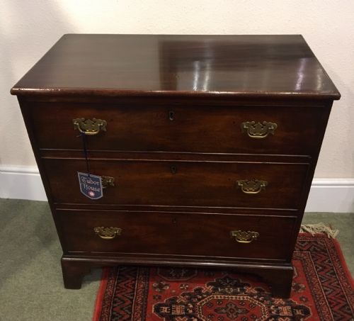 George III Mahogany Chest of Drawers of Small Proportions