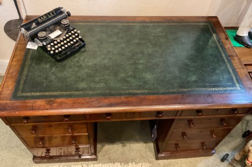 VICTORIAN MAHOGANY KNEEHOLE DESK - ADDITIONAL PHOTO 3