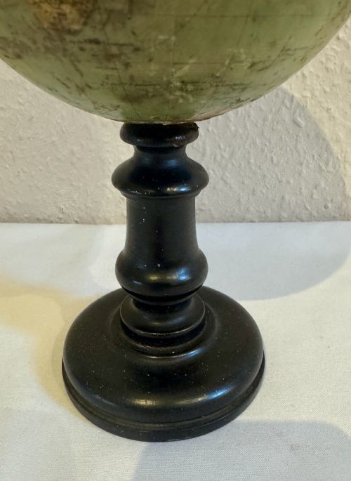 A PETIT GLOBE TERRESTRE - ADDITIONAL PHOTO 1