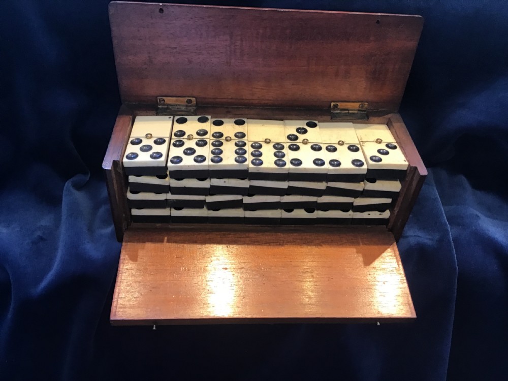 Mahogany cased Domino set 