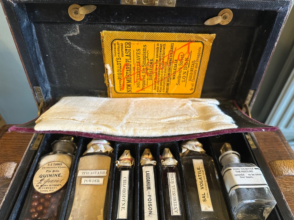 Victorian travelling apothecary set View V