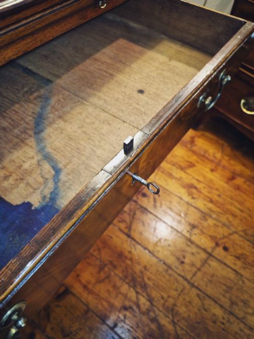 GEORGIAN BATCHELORS CHEST OF DRAWERS - ADDITIONAL PHOTO 6